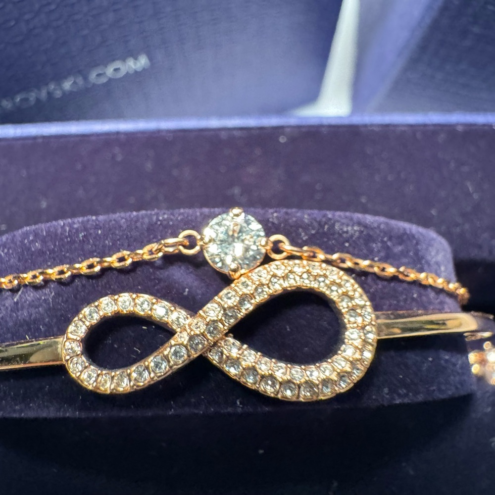 Swarovski Rose Gold Infinity Loop Bangle Bracelet NWT Size Medium - Picture 13 of 16